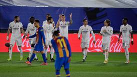 Real Madrid atesora el liderato provisional del fútbol español al derrotar 2-1 a Barcelona
