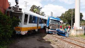 Cabezal choca contra tren, vagón se descarrila e impacta comercio: 28 personas atendidas con golpes varios