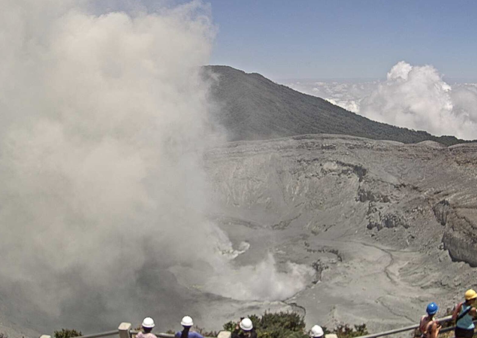 El Volcán Poás registró una de las erupciones de ceniza más importante de los últimos cinco años.