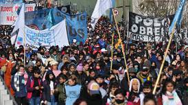 Miles de personas marchan contra la pobreza en Buenos Aires