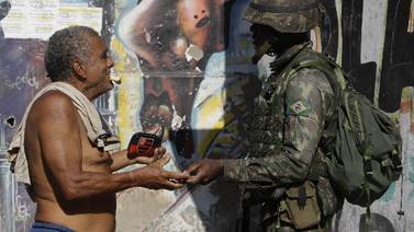 Policía sigue búsqueda de narcos en favelas