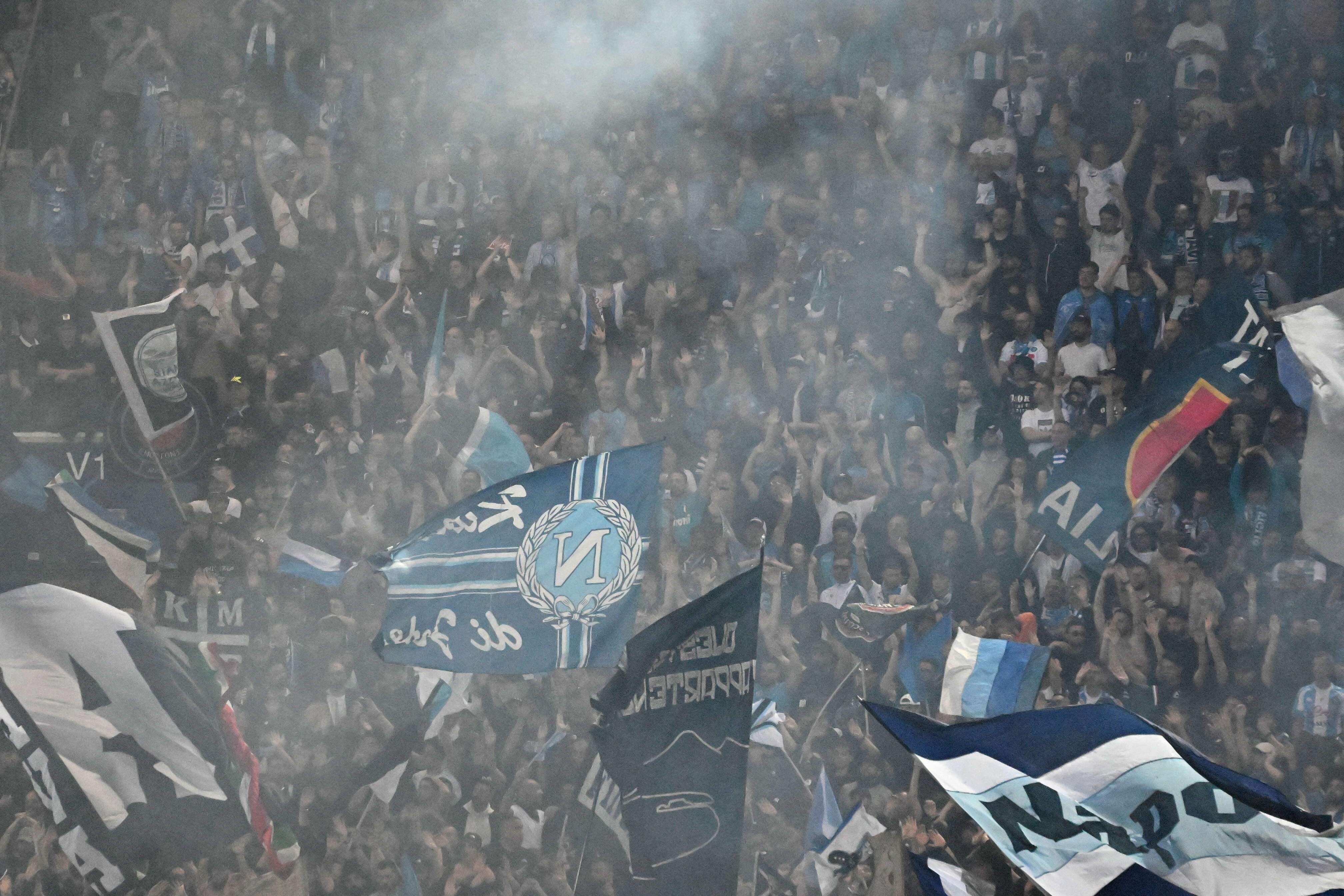 Los aficionados del Nápoles presentes en el estadio del Udinese, festejaron la obtención del Scudetto.