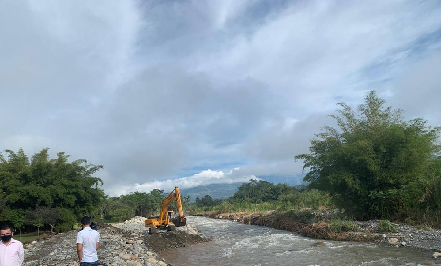 El río General, a su paso por Pinar del Río, Pérez Zeledón, tuvo que ser reencauzado, pues puso en riesgo poblados cercanos. Foto: Cortsía CNE.