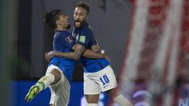 Neymar ayuda a Brasil a seguir su marcha perfecta en la eliminatoria