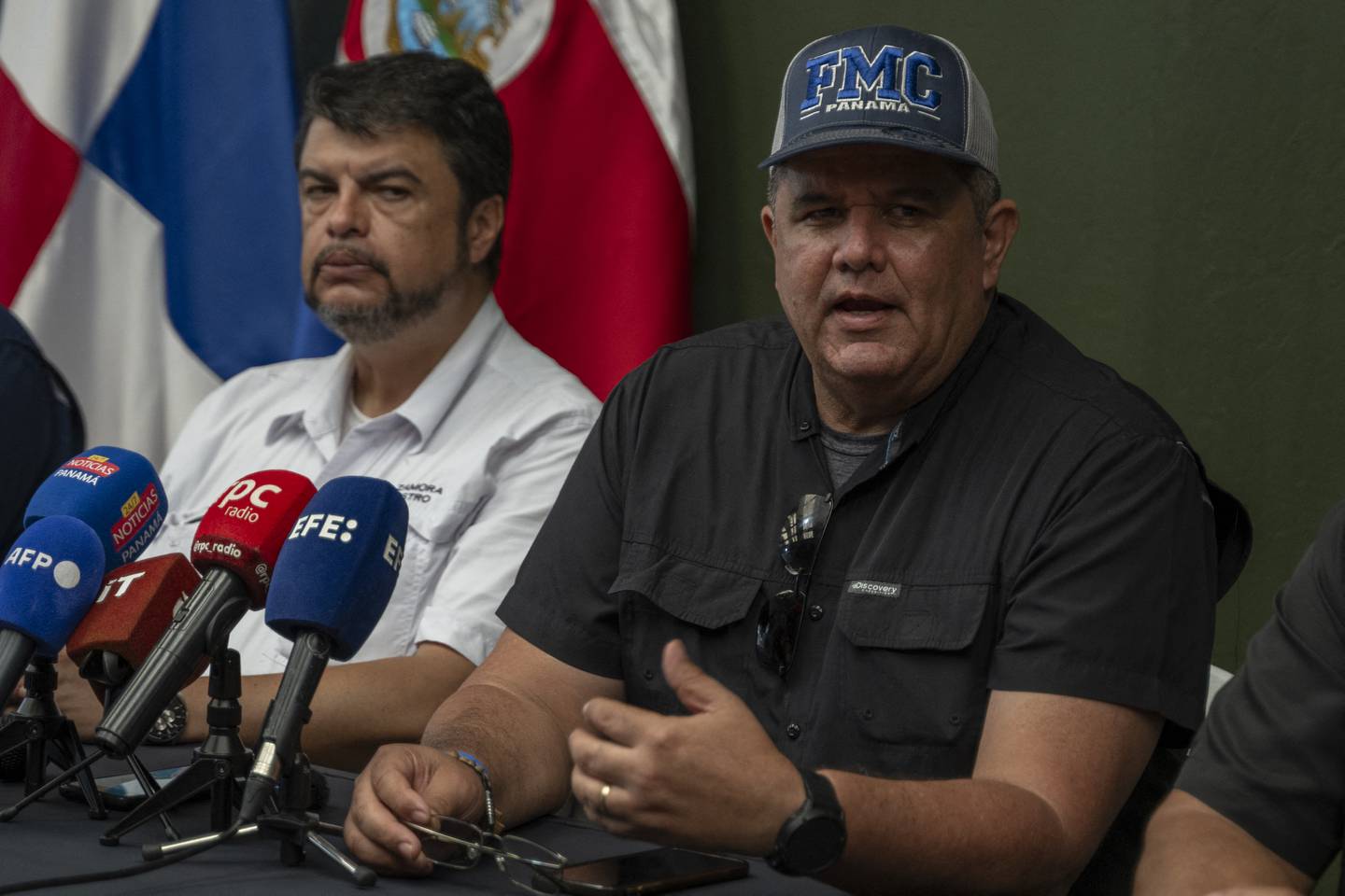 El Ministerio de Seguridad Pública de Costa Rica, Mario Zamora (i), y su homólogo panameño, Juan Manuel Pino, ofrecen una conferencia de prensa conjunta durante una reunión en Meteti