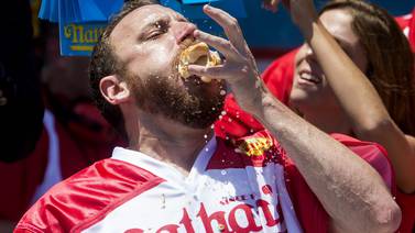 Hombre rompe récord al comer 70 hot dogs en concurso
