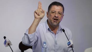 Rodrigo Chaves se opone a rebaja de ¢100 en impuesto a gasolina