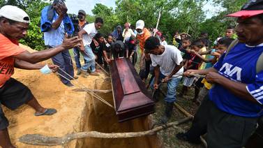 Misquitos de Honduras entierran a las 27 víctimas de naufragio