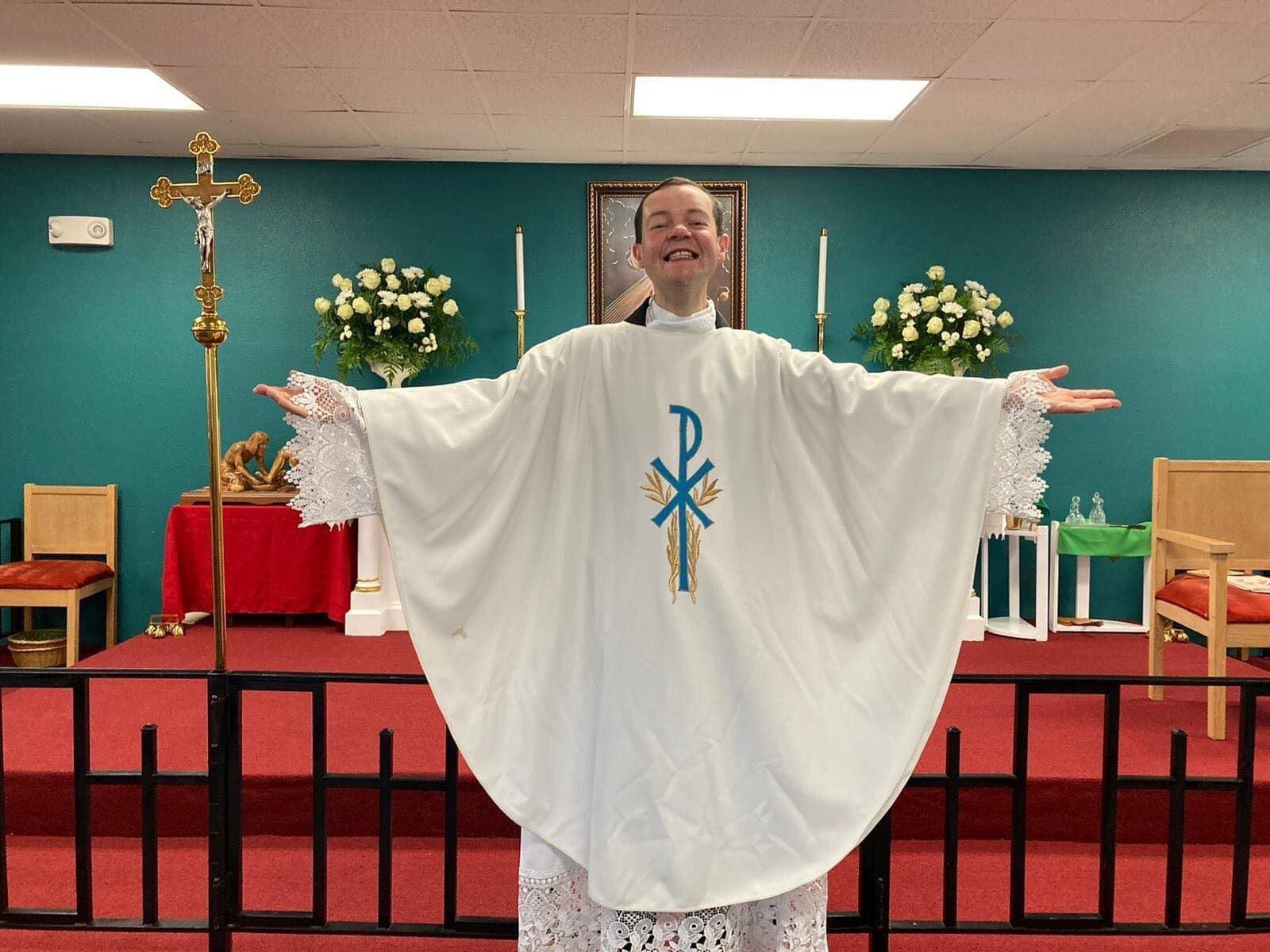 El padre Adam Kotas da misa en la iglesia Divina Misericordia, en Las Vegas.  Ahí entre vacilón y seriedad conquista a los fieles.