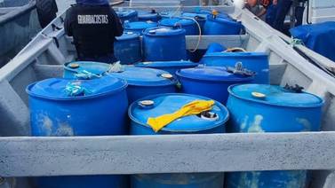 Autoridades interceptan lancha con 20 estañones de combustible en el Caribe