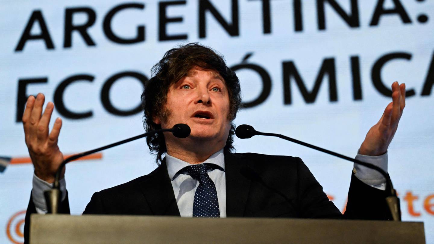 Milei busca $15.000 millones para levantar control cambiario en Argentina