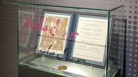 Escriben insulto en exposición sobre el premio Nobel de Óscar Arias en Museo Nacional