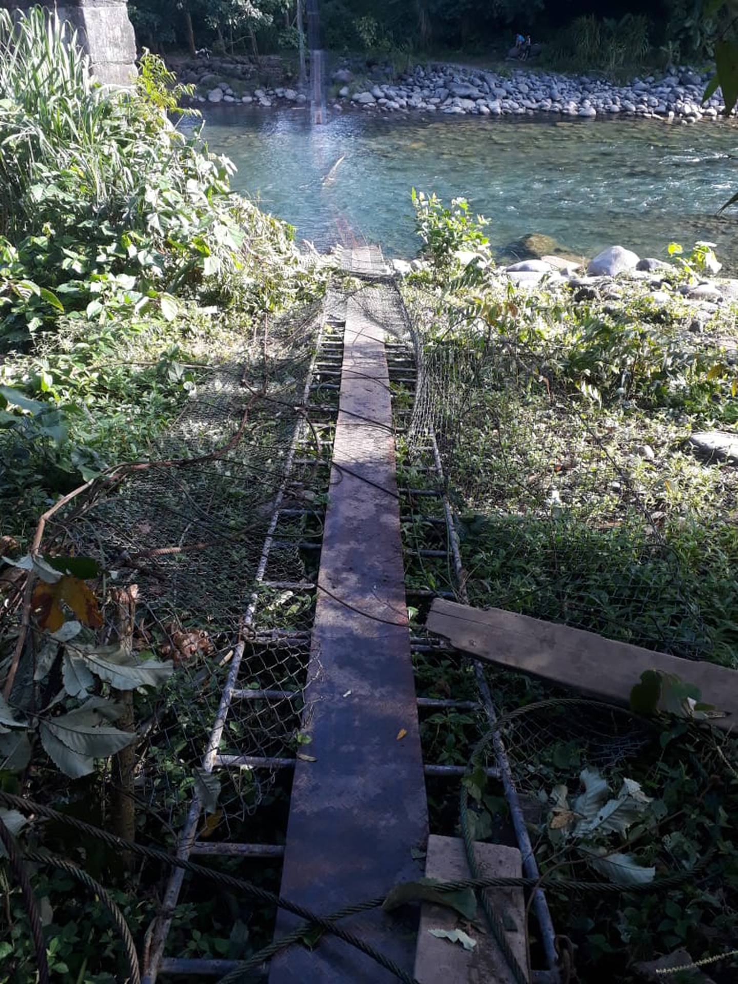 Productores agropecuarios de cacao, plátanos, pejibayes y bananos, cultivados en zonas indígenas de Matina eran trasladados por este puente que estaba en condiciones inadecuadas. Foto: Cortesía.