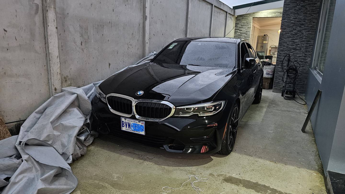 Este BMW decomisado a la banda está valorado en ₡27,8 millones y es blindado. Foto: Cortesía OIJ.