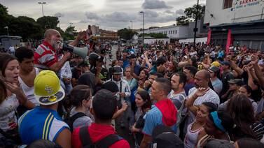 Disturbios y saqueos amenazan salida política en Venezuela 