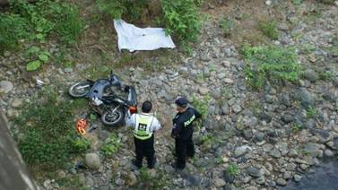 Motociclista muere cuando se sale de la carretera y cae a río