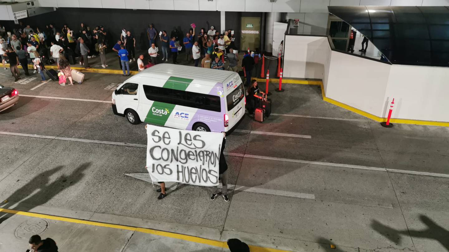 Aficionados de Alajuelense recibieron con pancartas en las afueras del aeropuerto Juan Santamaría al cuadro manudo con fuertes mensajes en mantas. Foto: Fanny Tayver
