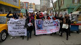 Talibanes lanzan gas pimienta para dispersar a mujeres manifestantes en Kabul