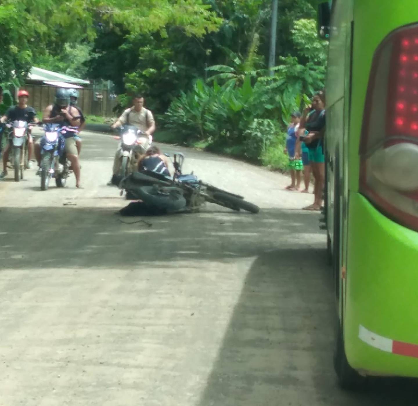 La mujer quedó como a dos metros de la moto en la que vaijaba como acompañante en Nosara de Nicoya,. Foto: Cortesía Guana/Noticiias.