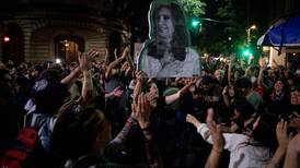 Miles de manifestantes salen a las calles de Argentina para respaldar a Cristina Kirchner