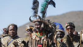 Una multitud celebra la coronación del rey zulú de Sudáfrica