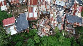 Afectada por deslizamiento en Curridabat: ‘Se cayeron unas láminas de plywood, detrás venía todo..., lo que hice fue pegar gritos, llorar y sacar a mi familia’