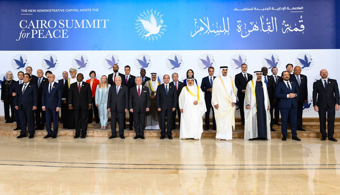 El presidente de Egipto, Abdel-Fattah al-Sisi (centro), flanqueado por líderes regionales y algunos occidentales, posando para una fotografía familiar durante la Cumbre Internacional por la Paz en El Cairo.