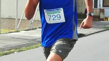 Yorman Rivas ganó la carrera de los 1500 metros en el entretiempo del Súper Clásico