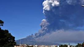 Erupción del volcán Etna en Sicilia provoca sismos y columnas de cenizas