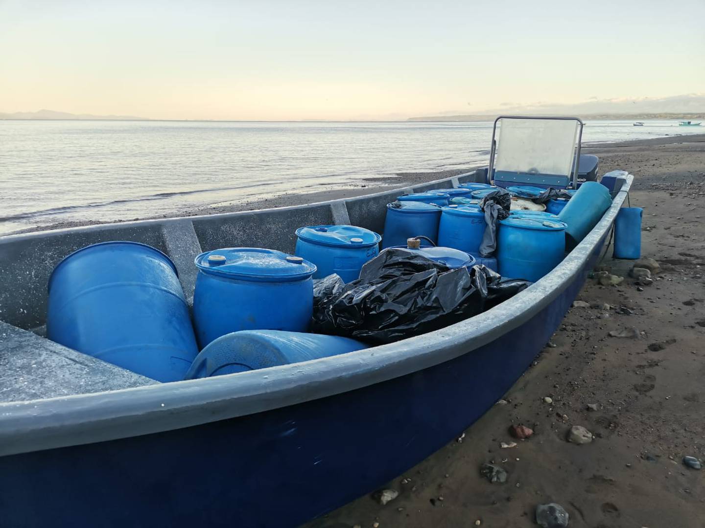 En medio de los tanques de combustible venía la carga de 22 bultos de marihuana que estaban listos para ser desembarcados en Limoncito de Punta Leona, Jacó. Foto; Cortesía MSP.