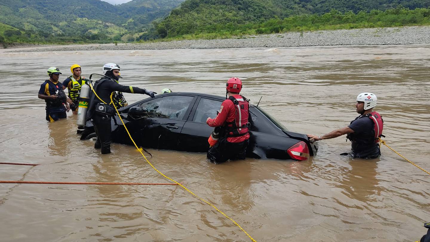 El Nissan Tiida de la pareja desaparecida, fue extraído del cauce del  río Térraba, pero no había ocupantes en él. Foto: Suministrada por Keyn Calderón.