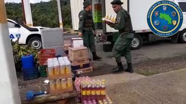 Camionero ocultó cargamento ilegal de licores y refrescos entre aguacates y plátanos