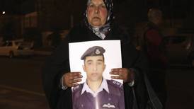 El Estado Islámico amenaza con matar hoy al piloto jordano en su poder