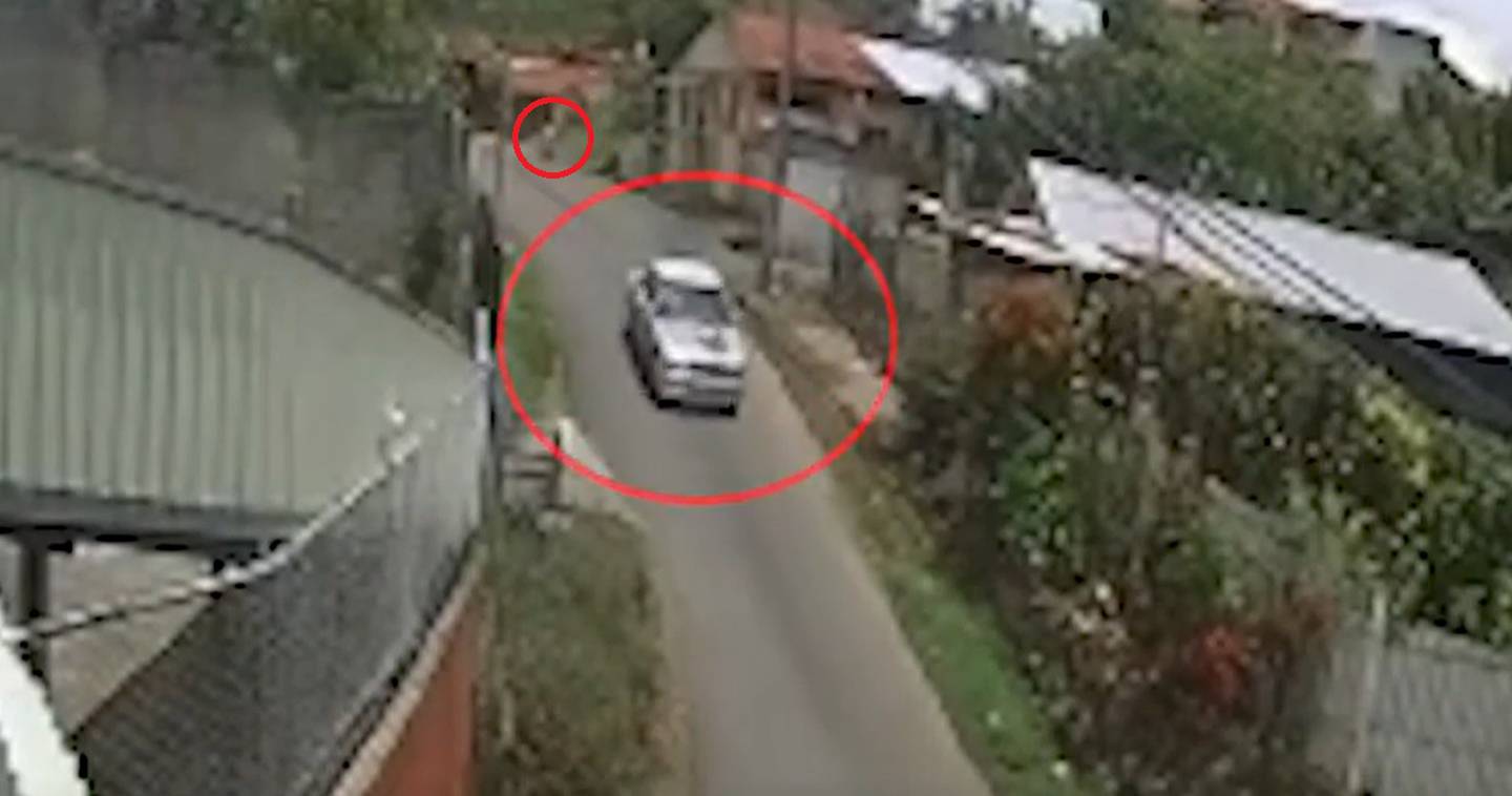 En el video se observa como el carro del sospechoso pasó cerca de la bebé y su mamá minutos antes de que ocurriera el rapto.