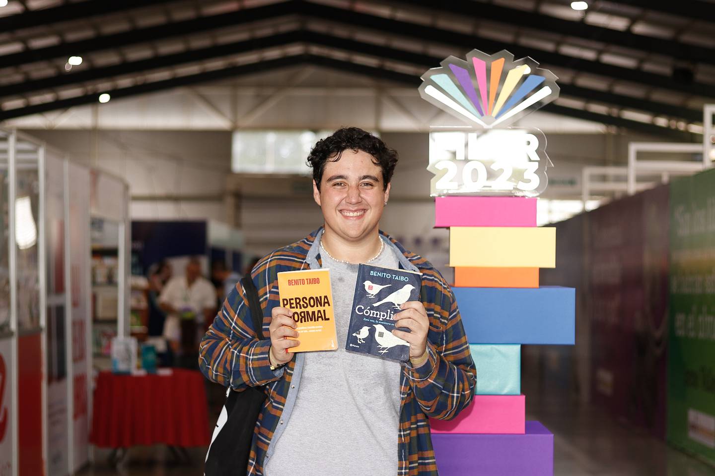 En la fotografía Alejandro Vilchez, fanático lector que obtuvo la firma libro (Foto: Lilly Arce)