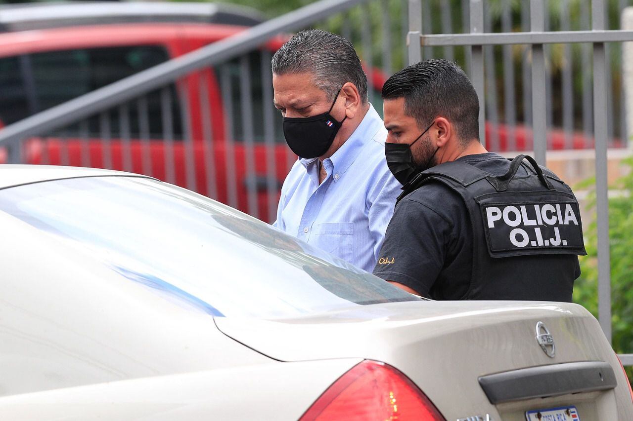 En noviembre del 2021, Johnny Araya fue detenido en su casa como parte de una investigación por presuntos actos de corrupción relacionados con contratos de obra pública. Foto: Rafael Pacheco. 
