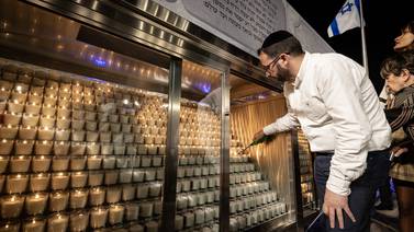 Familias de víctimas israelíes encienden 1.400 velas en Muro de los Lamentos tras un mes de guerra