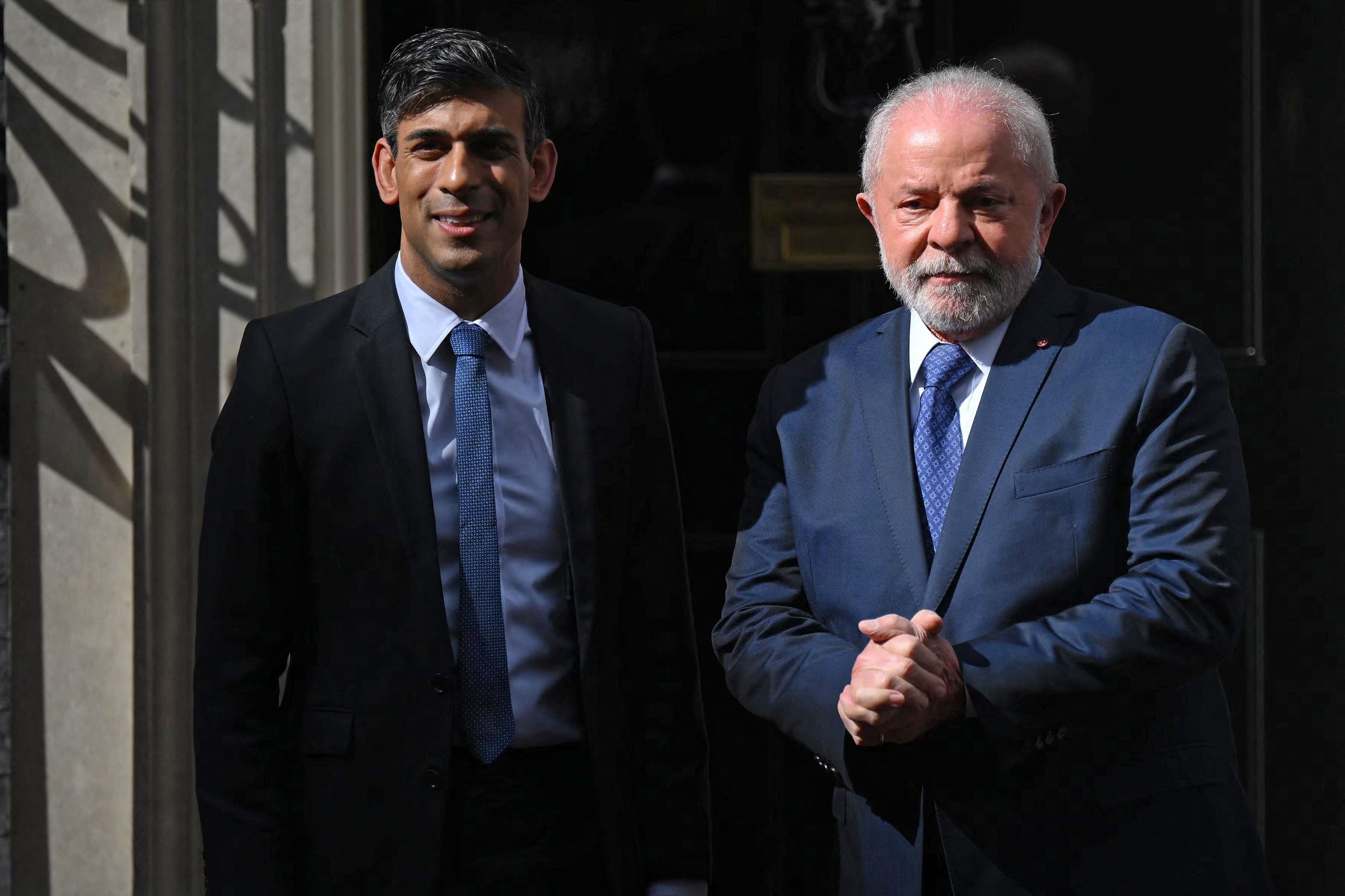 El primer ministro británico, Rishi Sunak (izquierda), da la bienvenida al presidente de Brasil, Luiz Inacio Lula da Silva (derecha), en Downing Street, en el centro de Londres.