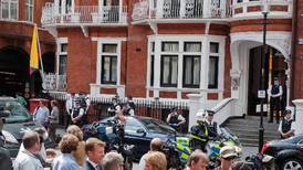 Policía británica arresta a tres frente a embajada de Ecuador