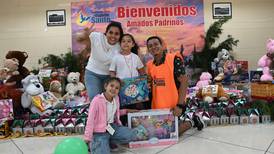 Niñas de Sarapiquí fueron las primeras en recibir el regalito en la fiesta del padre Sergio Valverde