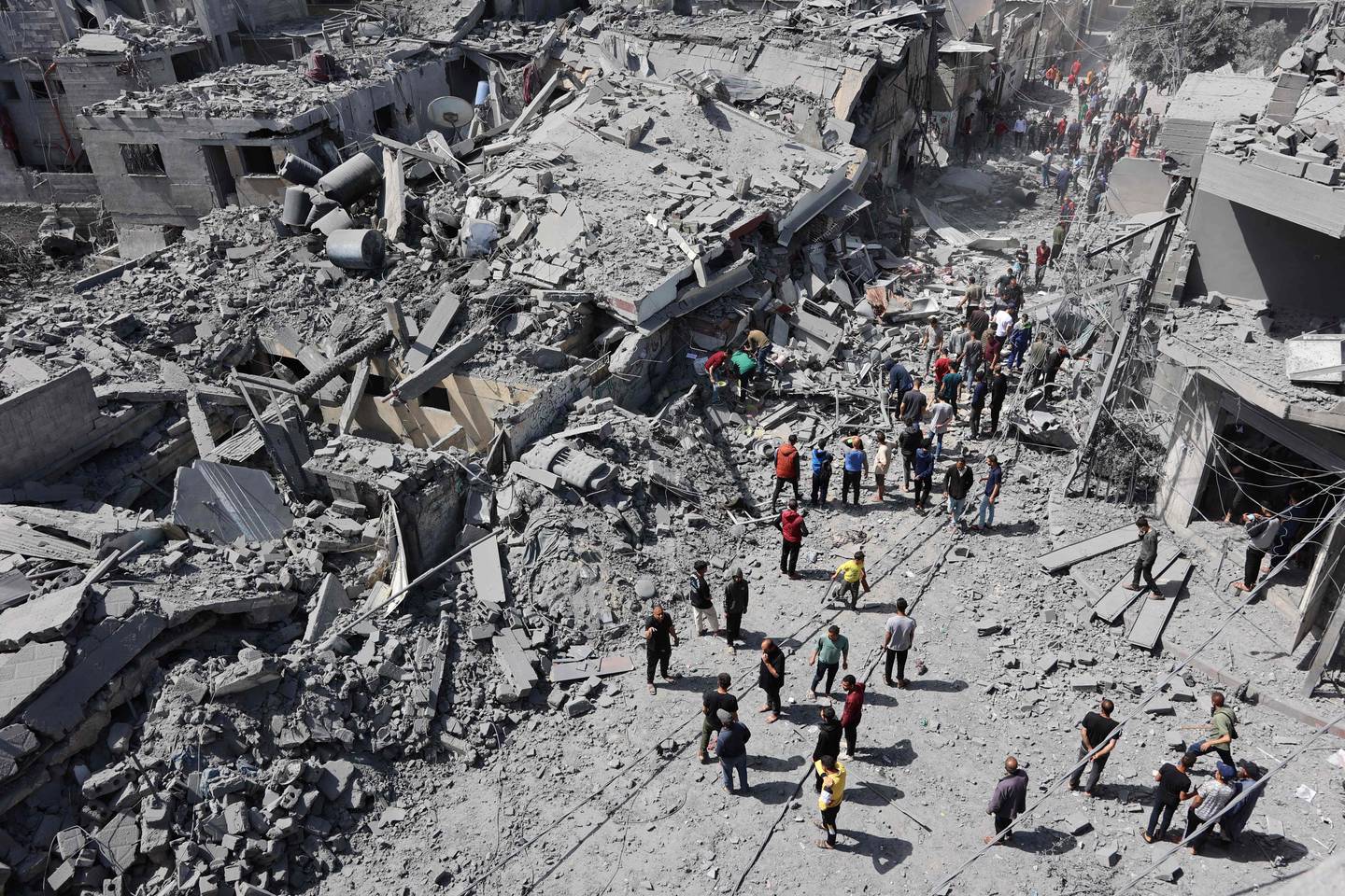 Los palestinos inspeccionan los escombros después del bombardeo israelí en el barrio de Al-Daraj en la ciudad de Gaza, en medio de batallas en curso entre Israel y el movimiento palestino Hamas. (Foto de AFP)