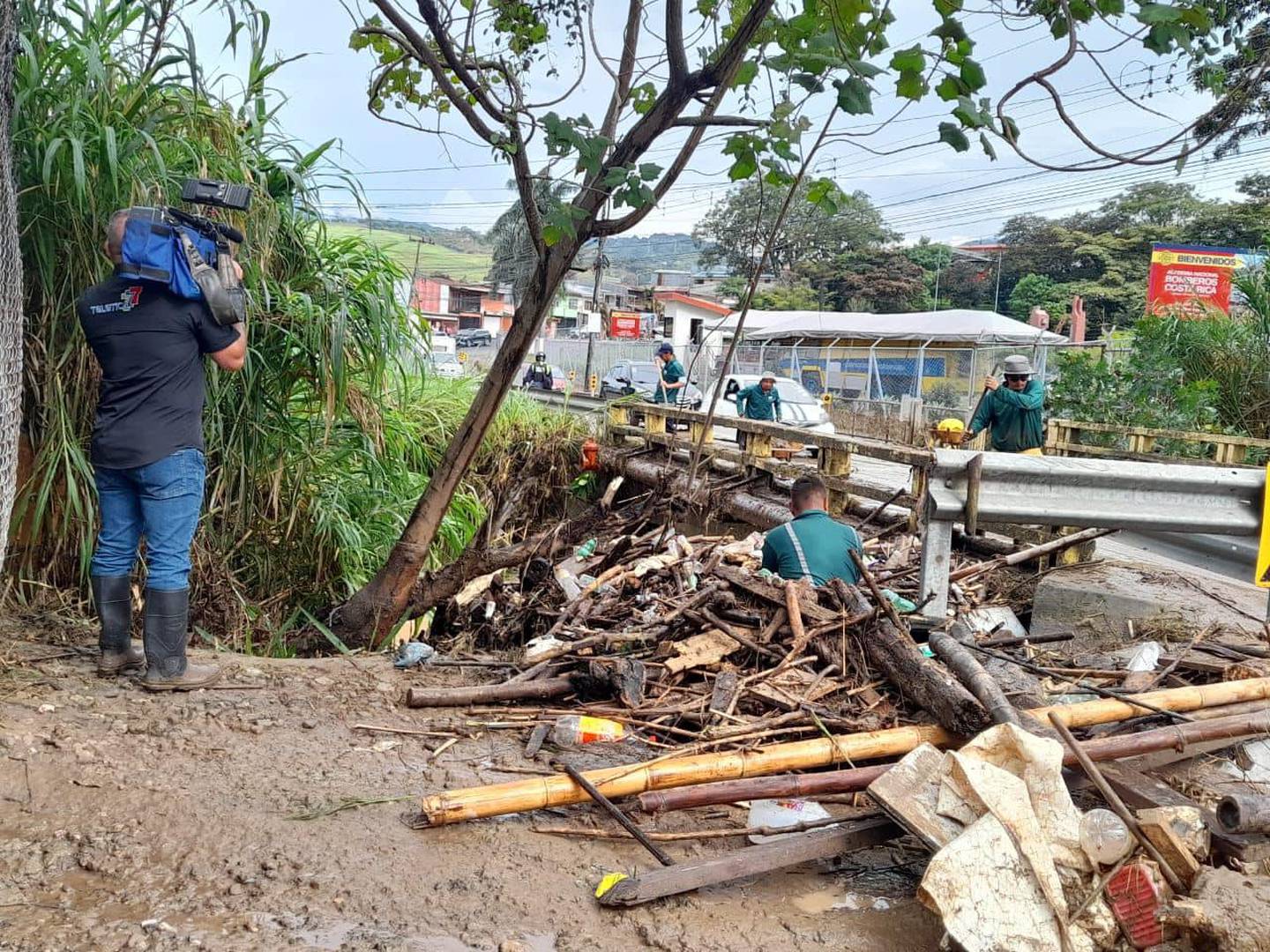 Gran cantidad de palos y basura falsearon un puente peatonal y las calles en San Antonio de Desamparados. Foto: Municipio de Desamparados.