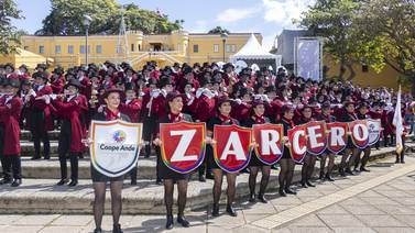 Banda Municipal de Zarcero recibe símbolo nacional para llevarlo al Desfile de las Rosas
