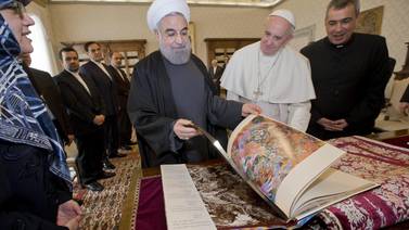 El presidente de Irán se reúne con papa Francisco en Roma