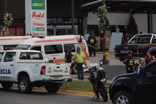Al menos tres sujetos intentaron asaltar a un cliente en las afueras de la sucursal del BAC en Coronado. Foto: Alonso Tenorio
