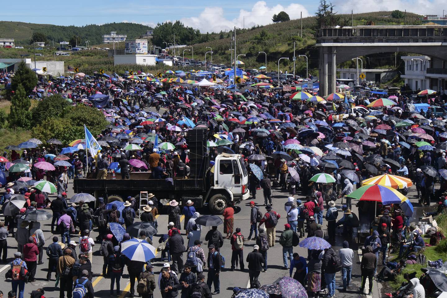 Las protestas y bloqueos fueron convocados principalmente por los alcaldes comunales de los 48 cantones del departamento de Totonicapán, en el oeste de la capital, y han sido respaldados por otros sectores.
