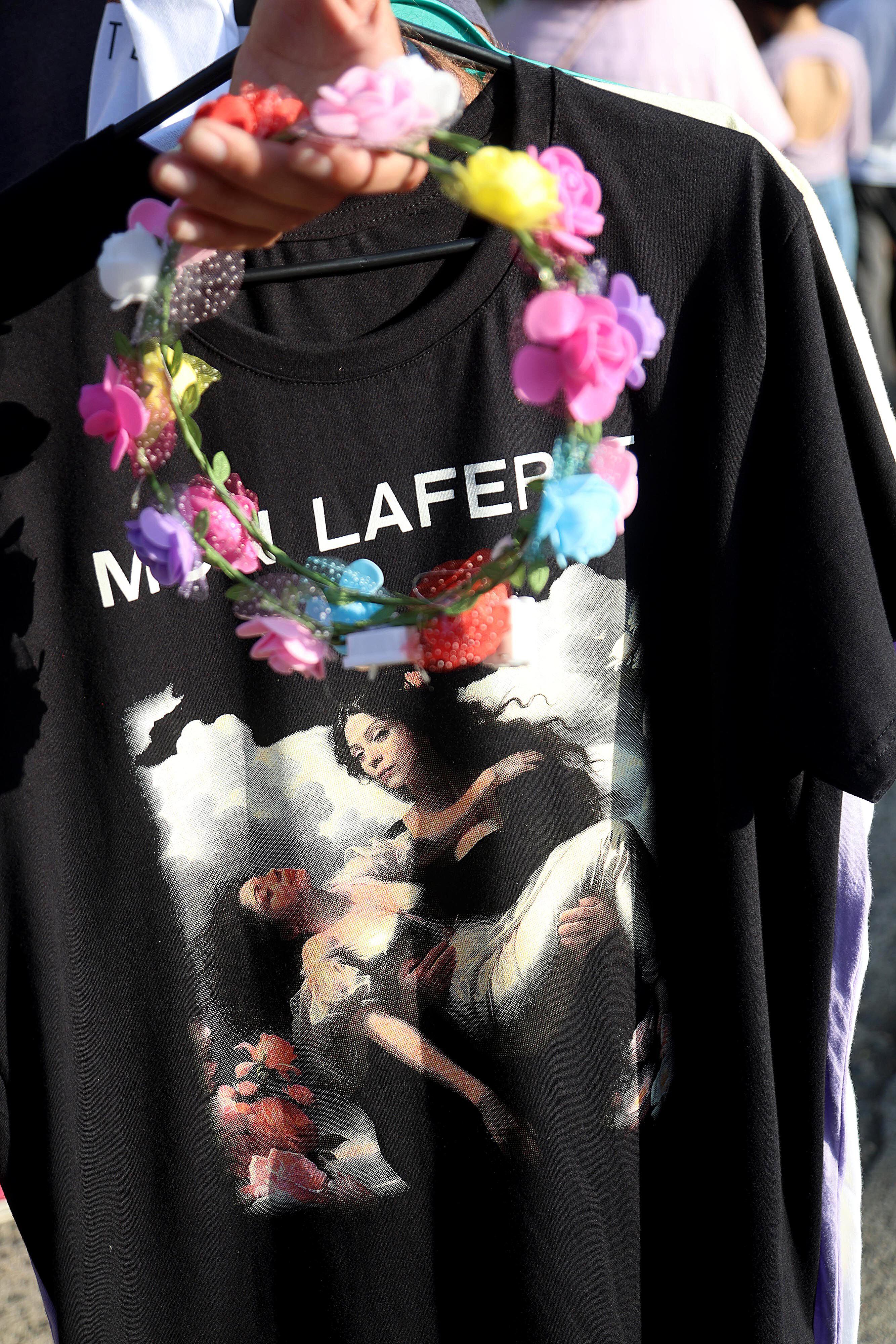 Camisetas con diferentes diseños fueron parte de los recuerdos que los vendedores ofrecieron durante la previa del concierto de Mon Laferte en Costa Rica.