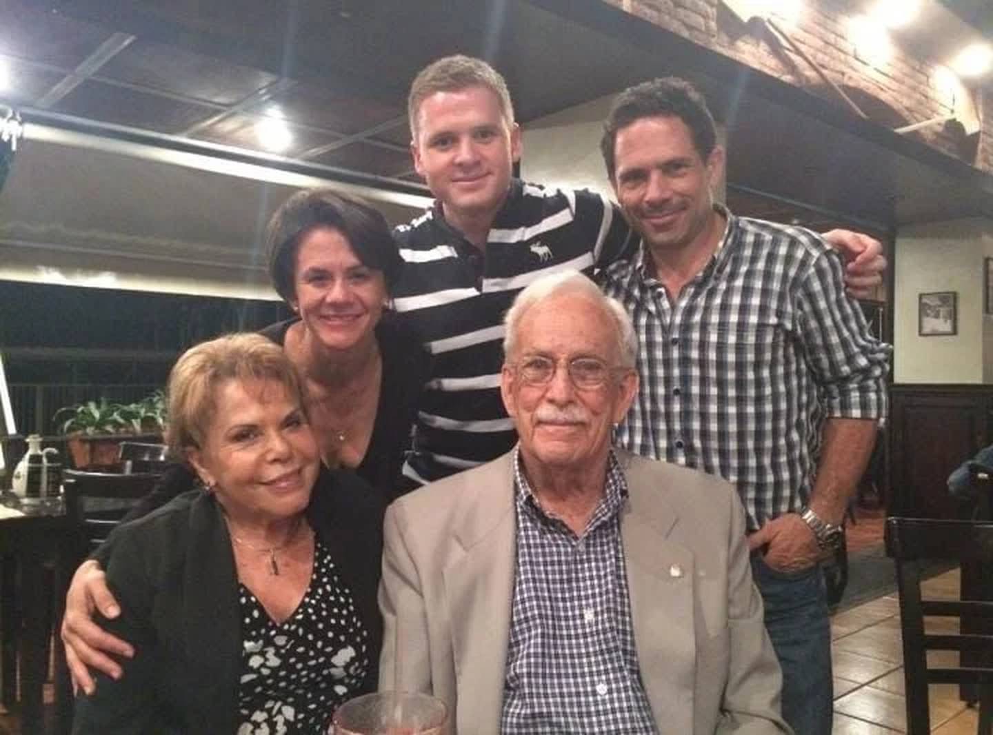 Gabriel Araya y su familia, antes de irse a vivir a Panamá