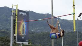 Atleta de salto con pértiga rompe otra vez récord nacional pese a escasos implementos para entrenar 
