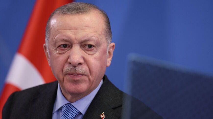 Hace dos semanas y pese al desgaste de 20 años en el poder, Erdogan contradijo a los sondeos y se impuso en la primera vuelta a Kiliçdaroglu con el 49,5% de los votos, y una diferencia de 2,5 millones de sufragios respecto al opositor que obtuvo un 45%.